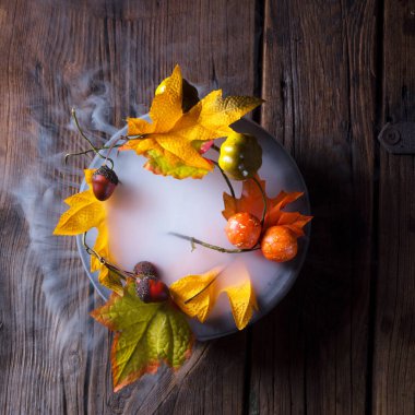 plaka üzerinde sonbahar yaprakları 