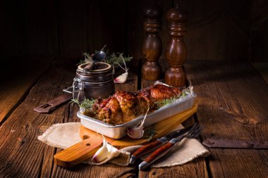 Kızartmalar kurutulmuş biberiye ile haddeleme 