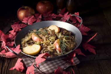 Kızarmış elma ile karaciğer dilimler tavada bir