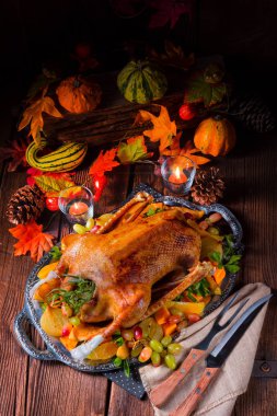 Balkabağı ve meyve dolu Noel hindisi