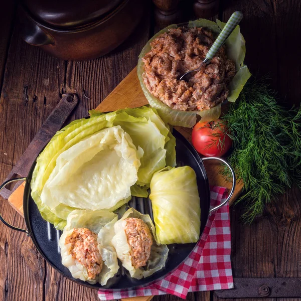 Фаршированные капустные рулеты с мясом — стоковое фото