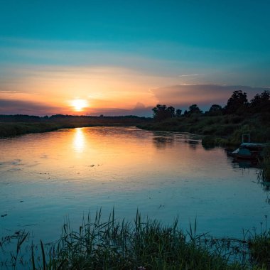 gün batımında güzel Warta Nehri 