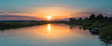 gün batımında güzel Warta Nehri 