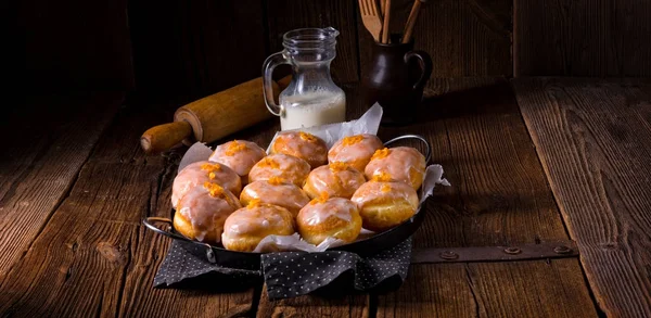 Berliner donuts in metal pan — Stock Photo, Image