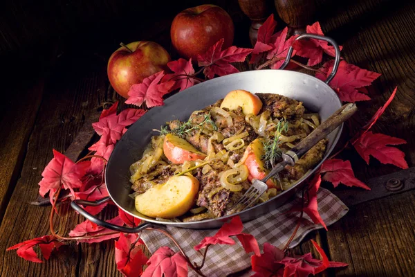 Kızarmış elma ile karaciğer dilimler tavada bir