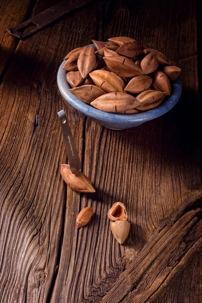 pili fındık mavi kapta