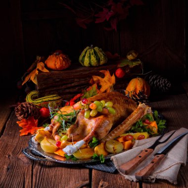 Balkabağı ve meyve dolu Noel hindisi