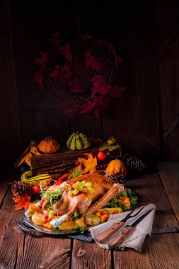 Balkabağı ve meyve dolu Noel hindisi