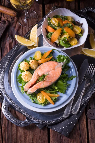 Zalm met boter gebakken aardappel puree — Stockfoto