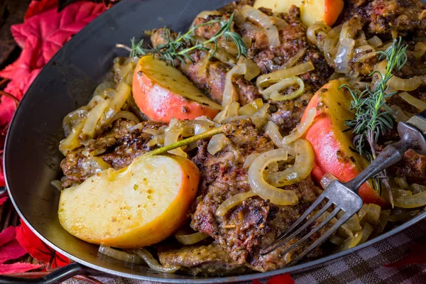 Kızarmış elma ile karaciğer dilimler tavada bir