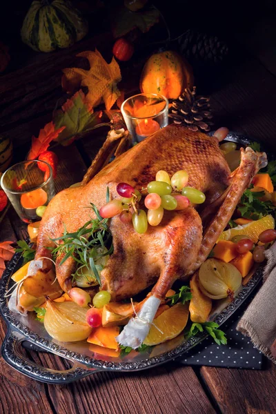 Balkabağı ve meyve dolu Noel hindisi