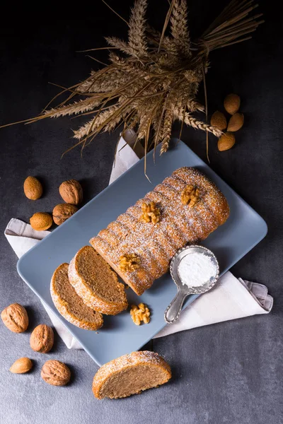 lezzetli dilimlenmiş solmayan çiçek pasta