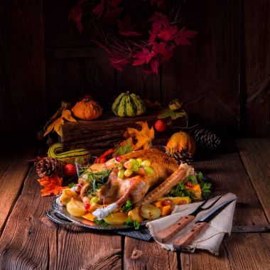 Balkabağı ve meyve dolu Noel hindisi