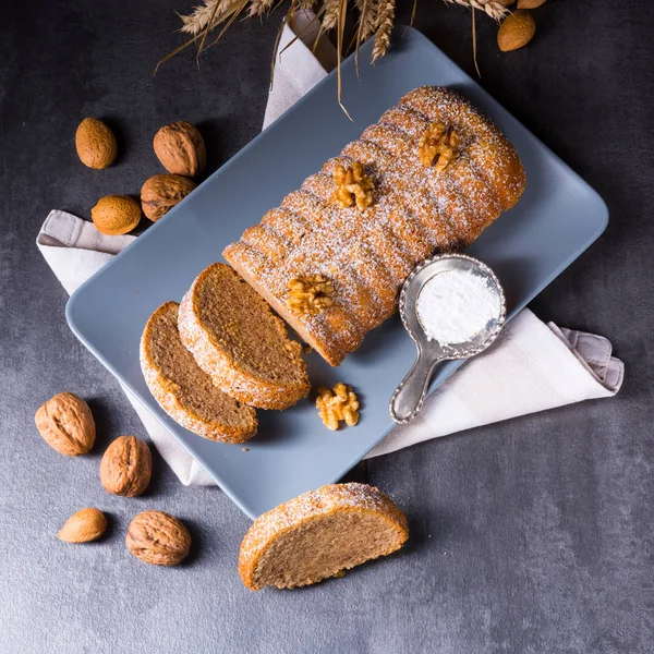 lezzetli dilimlenmiş solmayan çiçek pasta