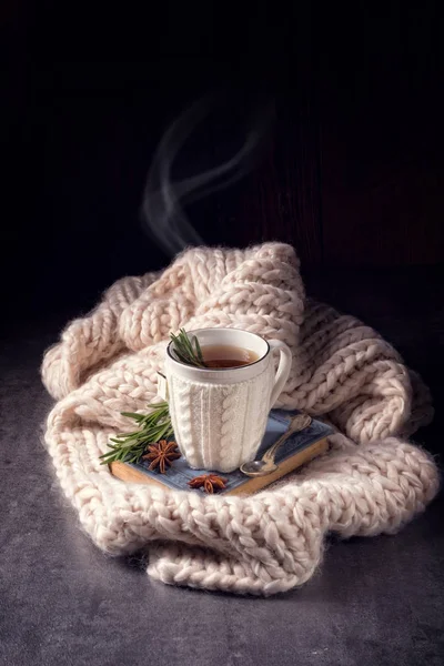 Chá de ervas com alecrim em copo branco — Fotografia de Stock