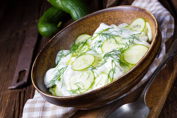 вкусный салат с огурцом
