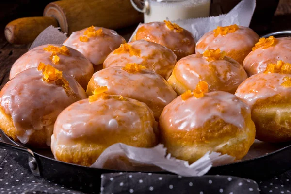 Berliner donuts in metal pan — Stock fotografie