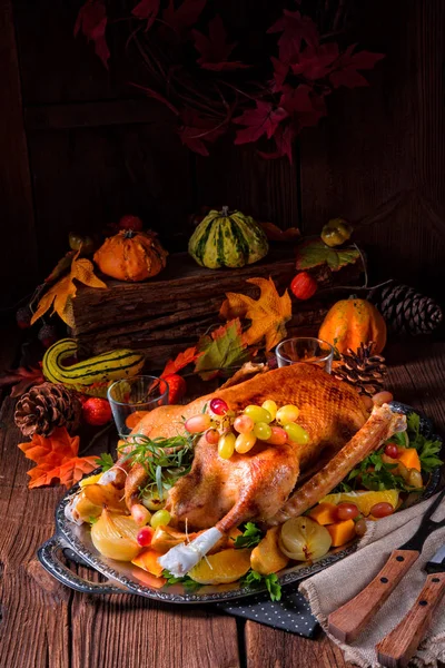 Balkabağı ve meyve dolu Noel hindisi