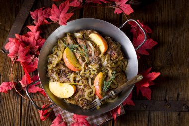 Elma ve soğan ile kızarmış karaciğer 