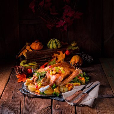 Balkabağı ve meyve dolu Noel hindisi