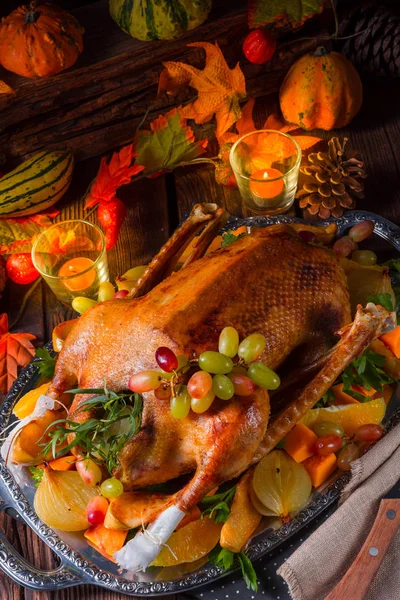 Oie de Noël avec citrouille et remplissage de fruits — Photo