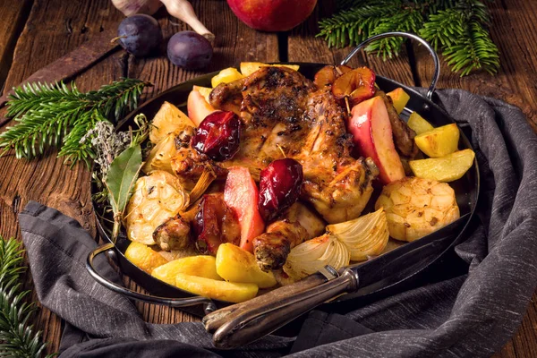 Meyve ve sebzeler tavada tavuk parçaları