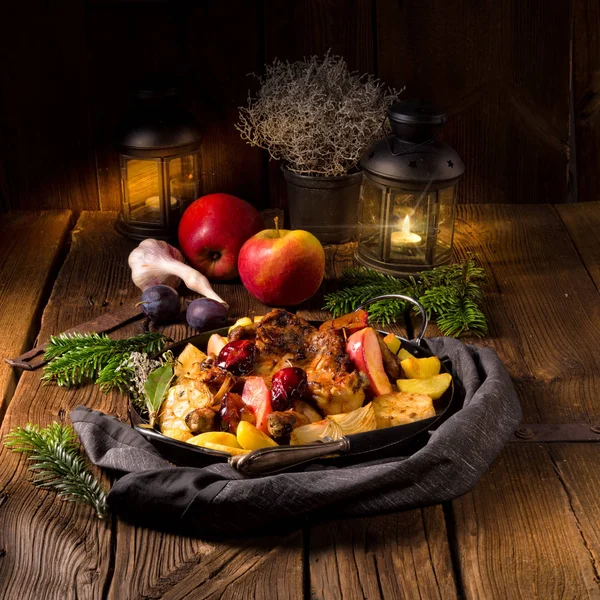 Meyve ve sebzeler tavada tavuk parçaları