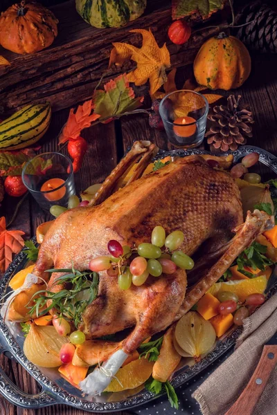 Oie de Noël avec citrouille et remplissage de fruits — Photo