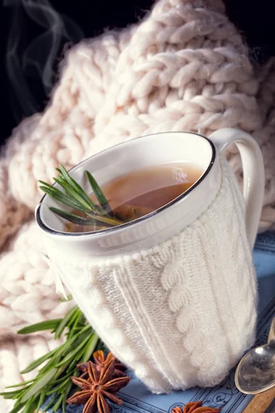 Chá de ervas com alecrim em copo branco — Fotografia de Stock