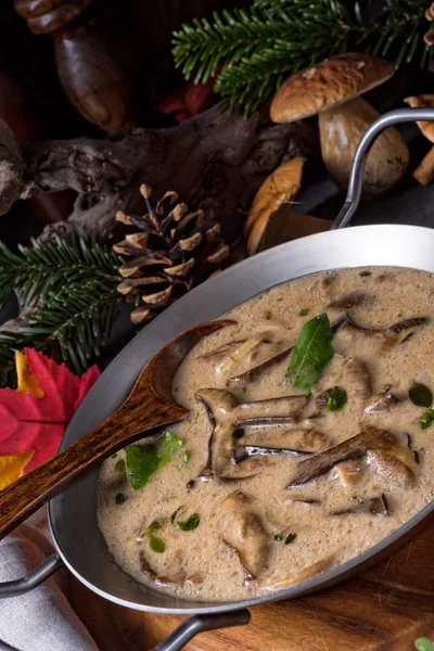 Savoureuse sauce aux champignons dans une casserole en métal — Photo