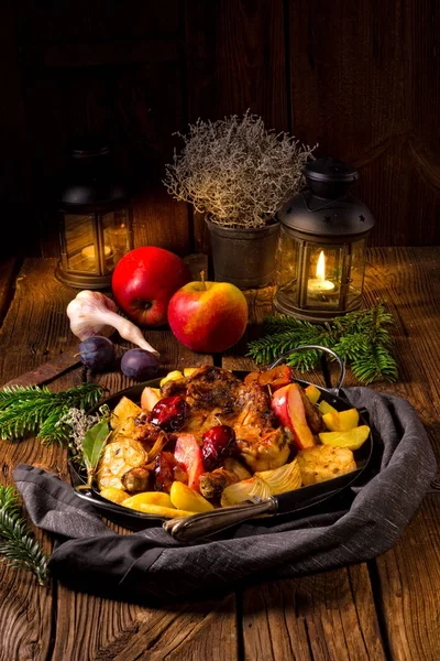 Stukjes kip met groenten en fruit in de pan — Stockfoto