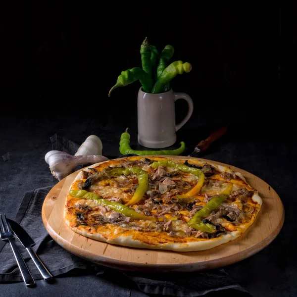 Leckere Peperoni-Pizza auf Holztablett — Stockfoto