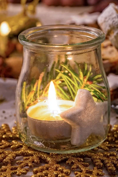 Pot en verre avec bougie et décoration de Noël — Photo