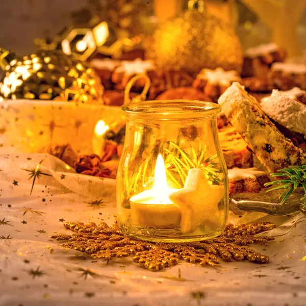 Candela e biscotti di Natale — Foto Stock