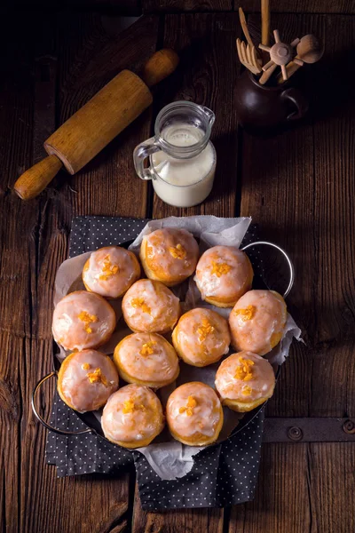 Tasty berliners on tray — Stock Photo, Image