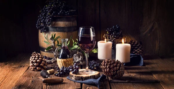 Glas rött vin från fat — Stockfoto