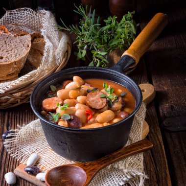 sosis ile kuru fasulye