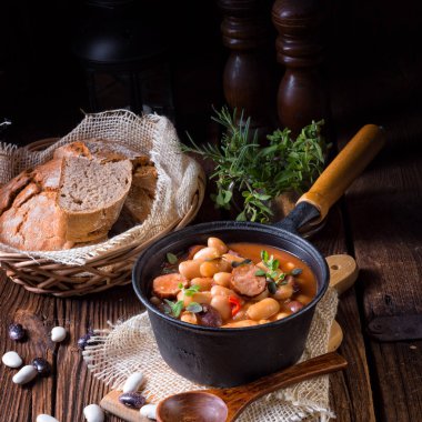 sosis ile kuru fasulye