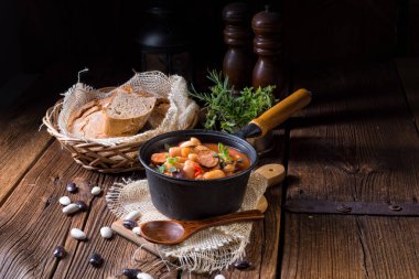 sosis ile kuru fasulye