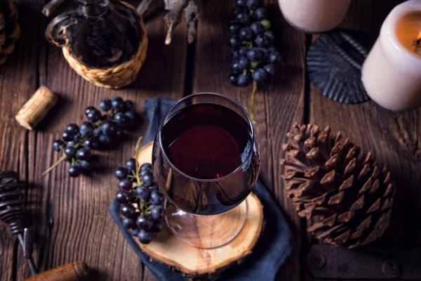 Glas rött vin från fat — Stockfoto