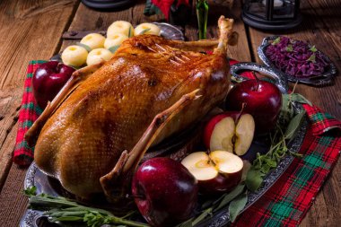 Elma ile Noel ördek kızartma