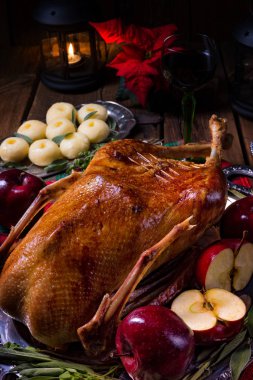 Elma ile Noel ördek kızartma