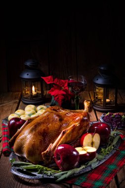 Elma ile Noel ördek kızartma