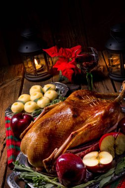 elma ile lezzetli kızartma Noel ördek