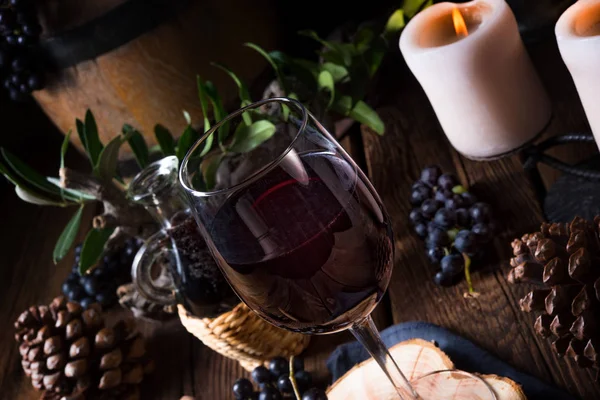 Glas rött vin från fat — Stockfoto