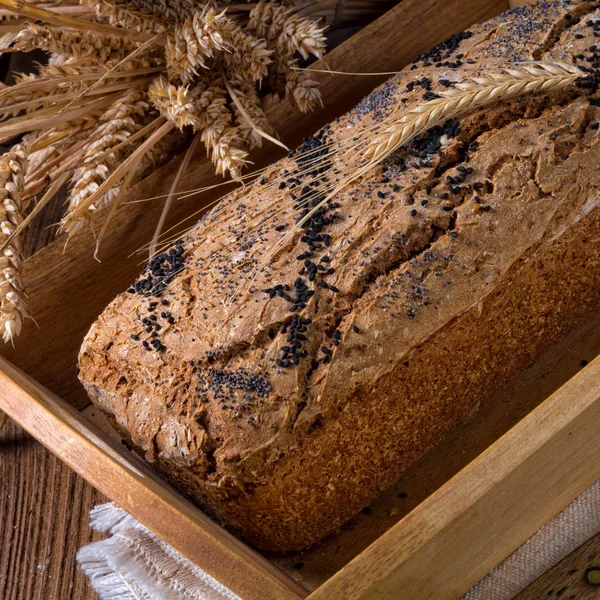 Čerstvě Pečený Domácí Chléb Dřevěný Tác — Stock fotografie