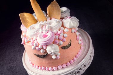 çocuklar doğum günü için güzel sırlı kremalı pasta 