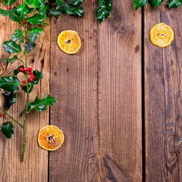 ドライ オレンジと木製の背景の赤い果実をクリスマスの装飾 — ストック写真