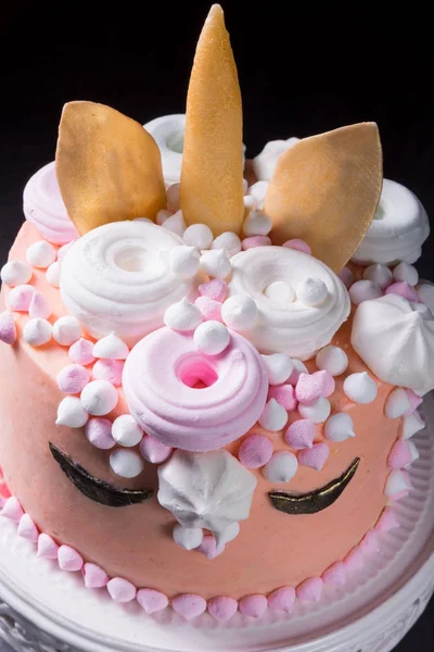 子供の誕生日のための美しい艶をかけられたクリーミーなケーキ — ストック写真