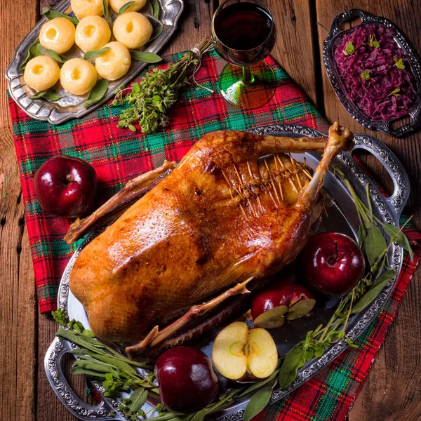 Heerlijke Kerstmis Gebraden Eend Met Appels — Stockfoto